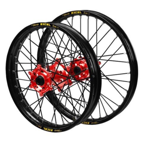 roues noire et rouge