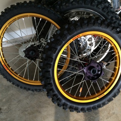 roues or et noires